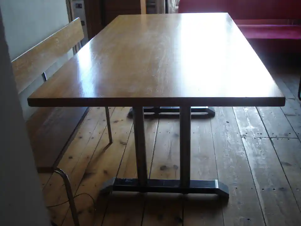 2011-09-19-04_Huis-Inrichting-04_Tafels-tenentafel5 (© Marens van Leunen)