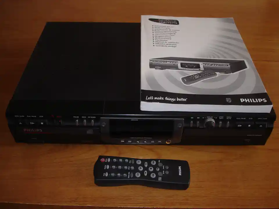 2011-09-25-01_Audio, Tv en Foto-08_CD speler-cdr3 (© Marens van Leunen)