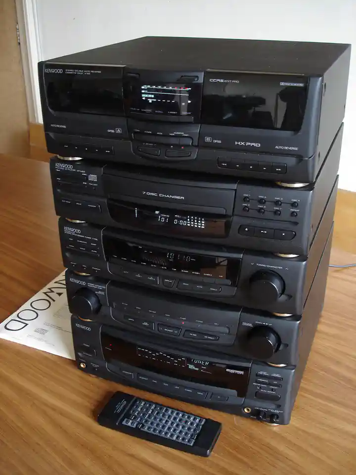 2012-10-03-01_Audio, Tv en Foto-06_Stereo-set-kenwood1 (© Marens van Leunen)