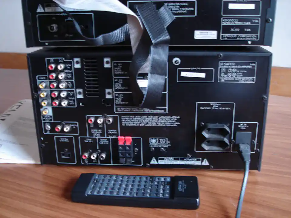 2012-10-03-01_Audio, Tv en Foto-08_CD speler-kenwood3 (© Marens van Leunen)