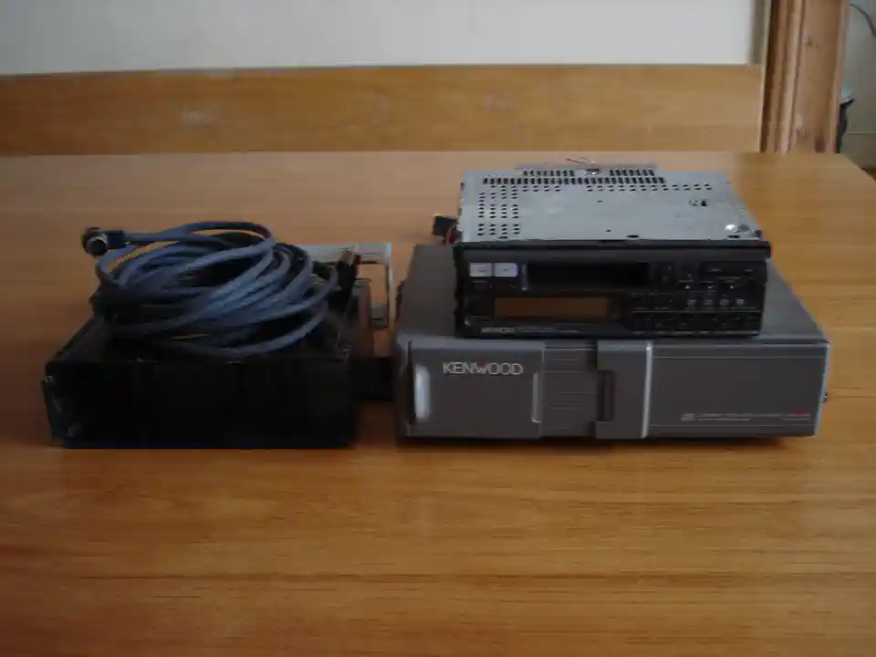 2013-01-20-01_Audio, Tv en Foto-08_CD speler-kenwood1 (2) (© Marens van Leunen)