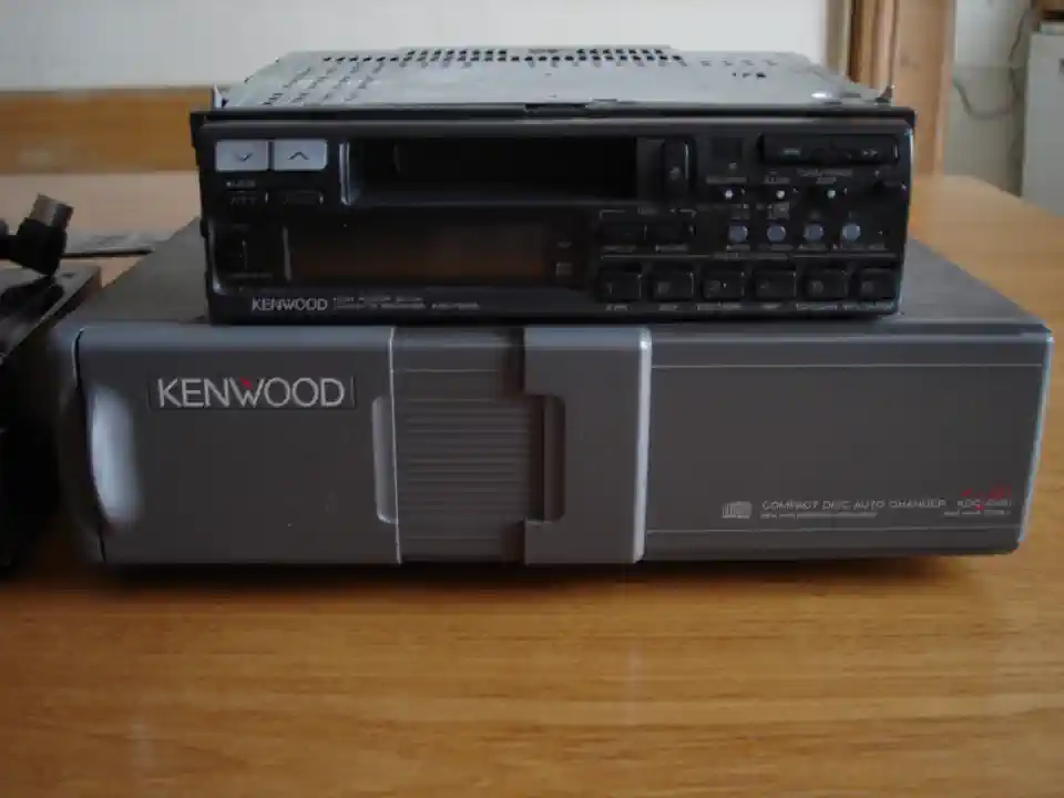 2013-01-20-01_Audio, Tv en Foto-08_CD speler-kenwood3 (2) (© Marens van Leunen)