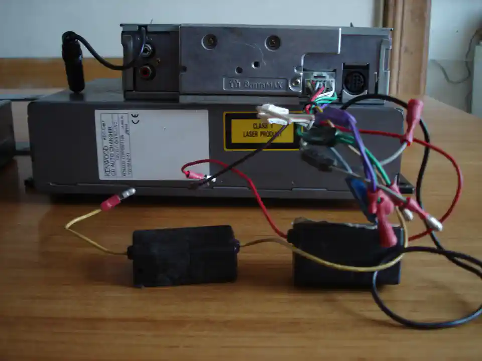 2013-01-20-01_Audio, Tv en Foto-08_CD speler-kenwood4 (© Marens van Leunen)