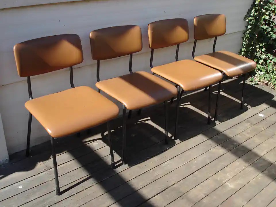 2013-05-04-04_Huis-Inrichting-01_Stoelen-gispenstoeltjes1 (© Marens van Leunen)