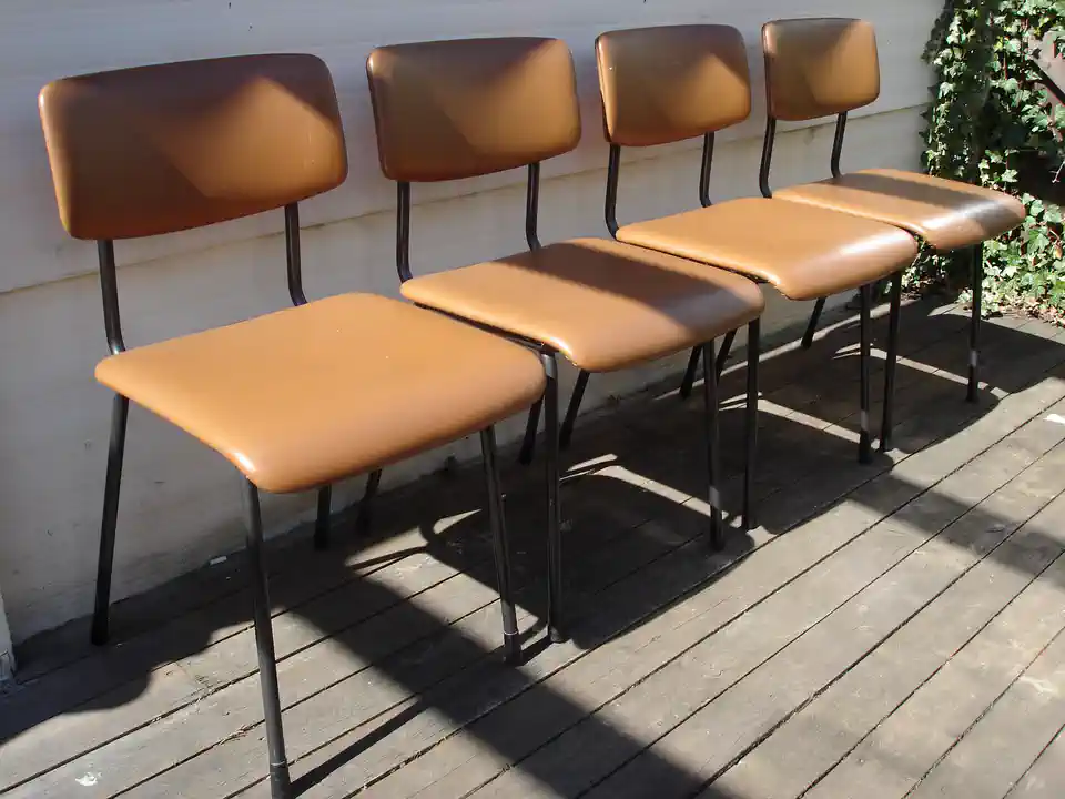 2013-05-04-04_Huis-Inrichting-01_Stoelen-gispenstoeltjes2 (© Marens van Leunen)
