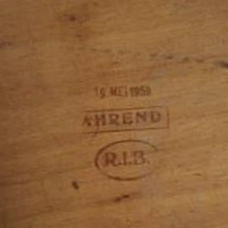2014-08-10-04_Huis-Inrichting-04_Tafels-Ahrend Oda tenentafel (© Marens van Leunen)