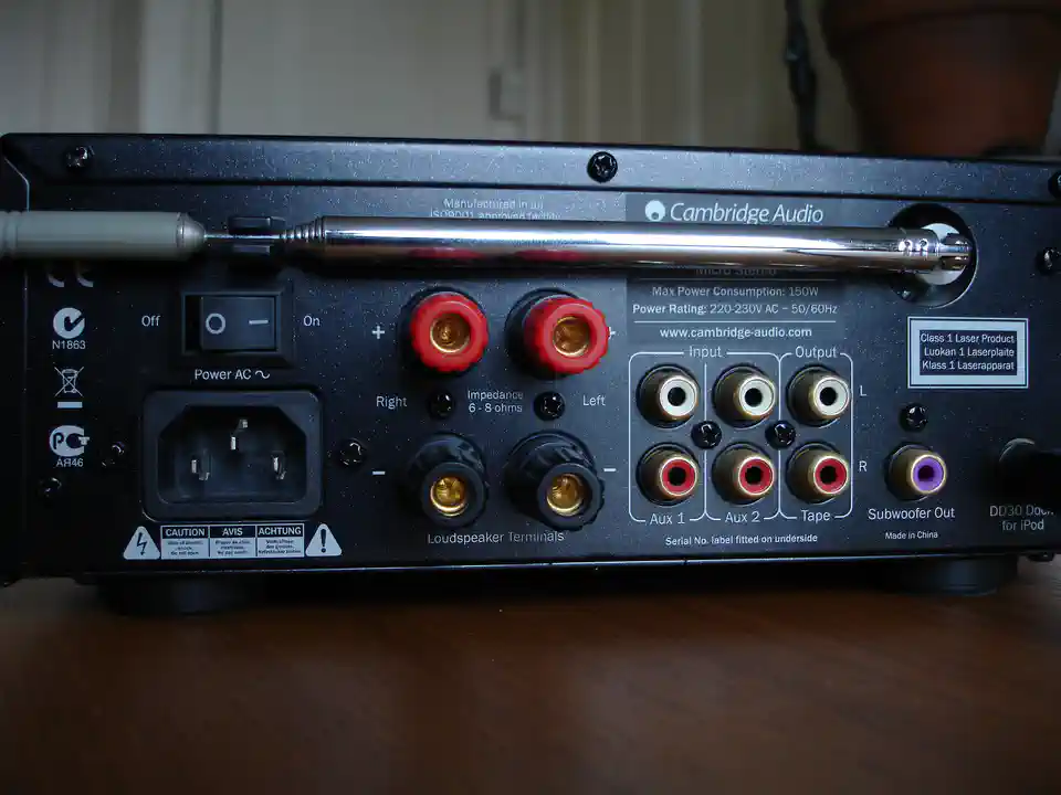 2017-03-06-01_Audio, Tv en Foto-03_Versterkers en receivers-DSC04250 (© Marens van Leunen)
