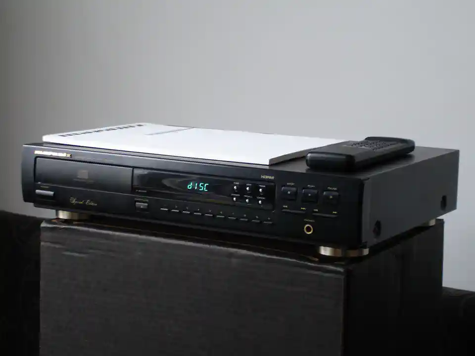 2019-01-27-01_Audio, Tv en Foto-08_CD speler-DSC04917 (© Marens van Leunen)